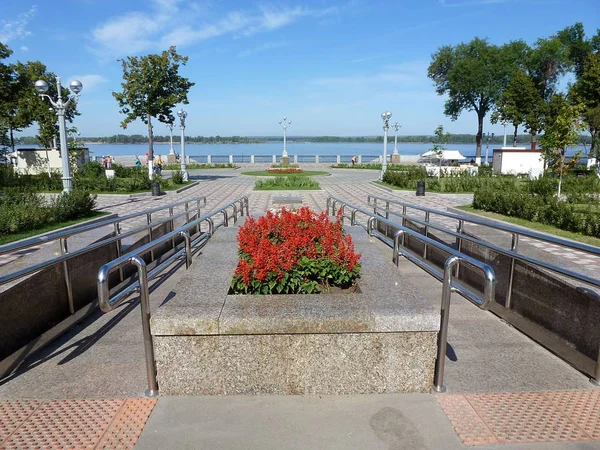 Descida Colorida Aterro Volga Samara Jardim Flores Brilhante Entre Rampas — Fotografia de Stock