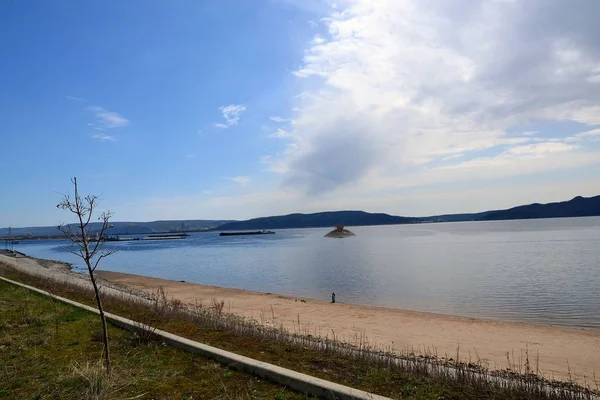 Sandy beach Rıhtımlar boyunca gitti su / UNIQUE ve çeşitli manzara Togliatti yakınındaki Kuibyshev rezervuar