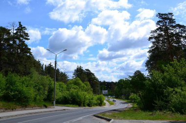 Togliatti ilçeleri arasında orman otoyol / pitoresk yolun ortasında yeşil bölge Togliatti şehrin tüm bölgelerine bağlanır