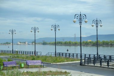 Togliatti, Volga Nehri setin son sonra yağmur yaz / yağmur sonrası ıslak asfalt ve ıssız setin taze yeşil