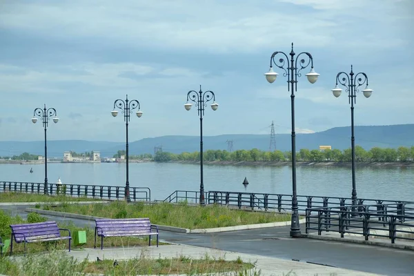 Togliatti, Volga Nehri setin son sonra yağmur yaz / yağmur sonrası ıslak asfalt ve ıssız setin taze yeşil