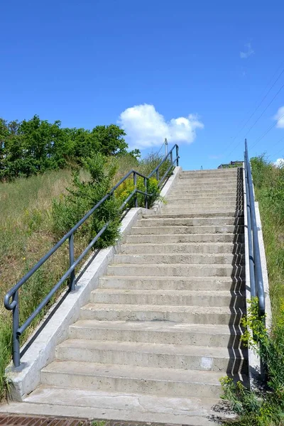 Οδός Σκαλοπάτια Στην Κορυφή Ενός Απόκρημνου Λόφου Σκάλες Αστικές Συνθήκες — Φωτογραφία Αρχείου