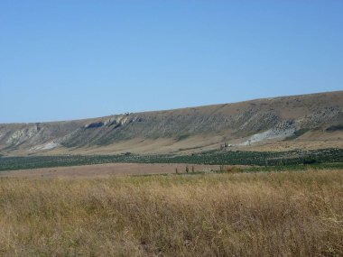 Kuru yaylaların ortasındaki Kırım bağları / Kırım yaylalarının ağaçsız dağları arasında vadinin manzarası