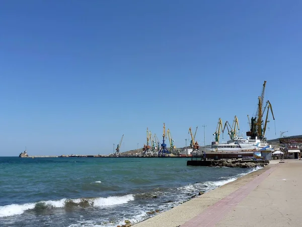 Feodosiya Feodosia Limanı Kargo Şehrin Kıyısından Görünümü Sadece Ünlü Bir — Stok fotoğraf