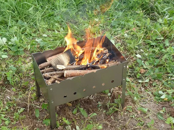 Eine Helle Flamme Ausgebrochenes Brennholz Einem Kleinen Tragbaren Holzkohlegrill Wanderklappgrill — Stockfoto