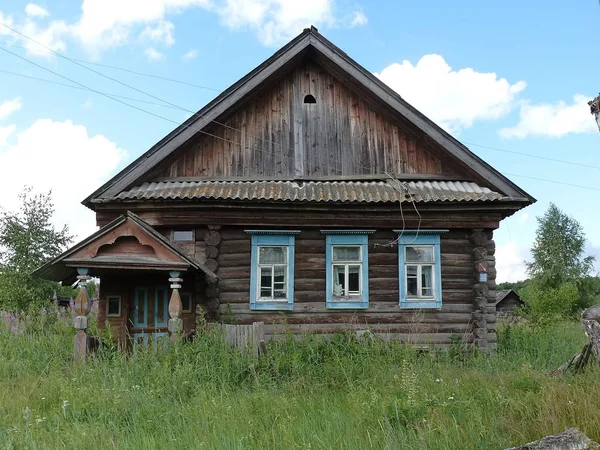 Façade Une Maison Village Abandonnée Parmi Les Fourrés Herbe Verte — Photo