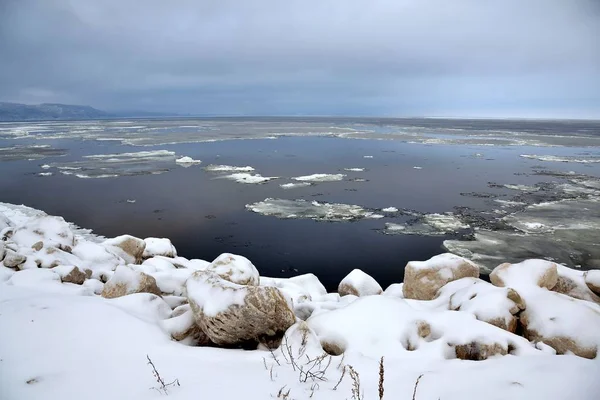 冰冷的库伊舍夫水库无边无际的水域空间的刺眼 — 图库照片