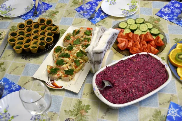 Festively Tablo Bir Bolluk Salata Aperatifler Servis — Stok fotoğraf