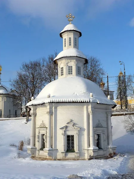 Una Pequeña Capilla Ortodoxa Entre Nieve Blanca — Foto de Stock