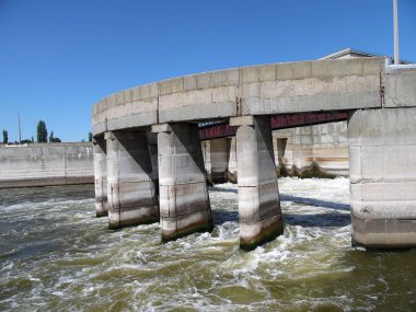 Volga Hidroelektrik Santrali ağ geçitleri geçirilmesi sırasında bir parçası