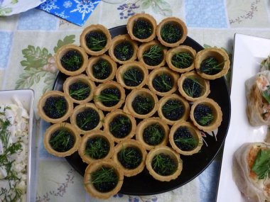 Siyah havyar dereotu ile terbiyeli tartlets