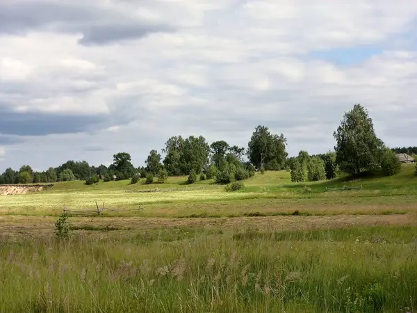 Kırsalda bir tepelik alanda ışık ve gölge oynayın