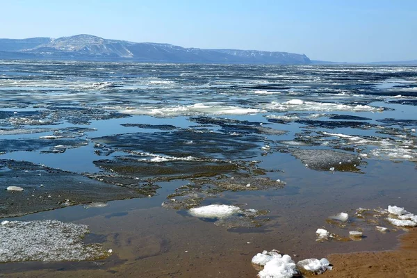 库伊比舍夫水库的广阔空间 充满了融化的冰 — 图库照片