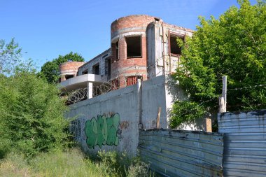 Bir çit ve tel arkasında lüks bir konak terk edilmiş inşaat