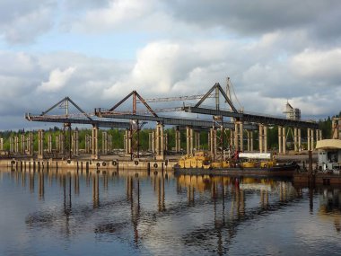 Svir nehri üzerinde kargo boşaltma için rıhtım