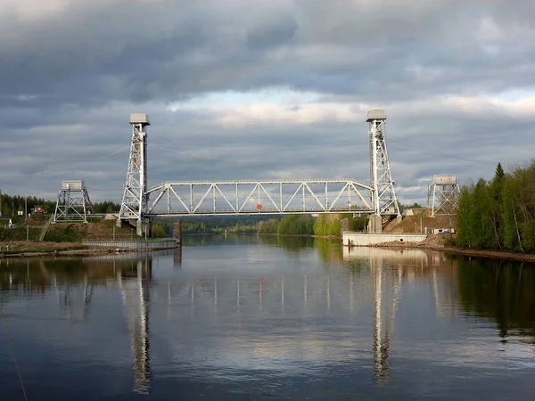 Leningrad bölgesinde Svir nehri üzerindeki köprü