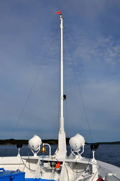 Neus Met Een Vlaggenmast Een Bel Van Een Cruiseschip — Stockfoto