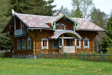 Eski Rus tarzı renkli ahşap kule