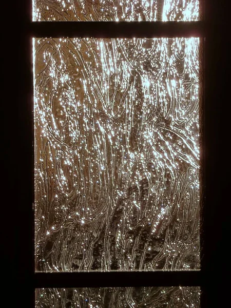 带有反射光的人造条纹的门玻璃 — 图库照片