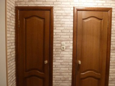 Dairenin iç koridorundaki ahşap kapılar.