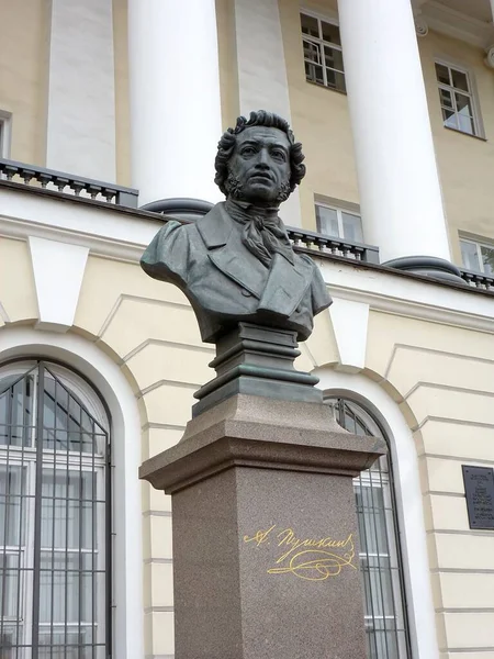 有名なロシアの詩人アレクサンダー プーシキンの胸像 — ストック写真