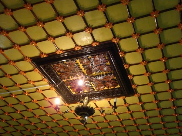 吊り下げられたシャンデリアがエレガントな内装の天井 — ストック写真