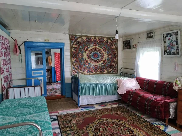 Tipik bir Rus kulübesinde oturma odası.