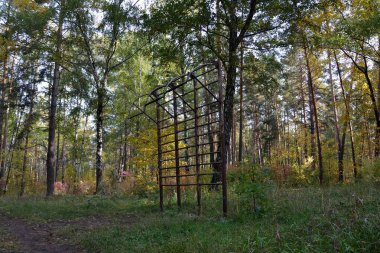 Ormandaki bir açıklıkta üç bölümlü İsveç duvarı.