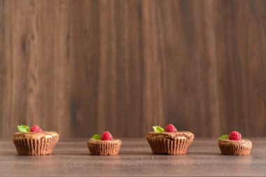 Taze ahududu ve nane ile çikolata lav kek