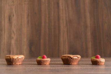 Taze ahududu ve nane ile çikolata lav kek