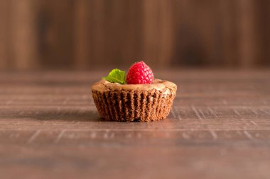 Çikolata lav kek taze ahududu ve nane