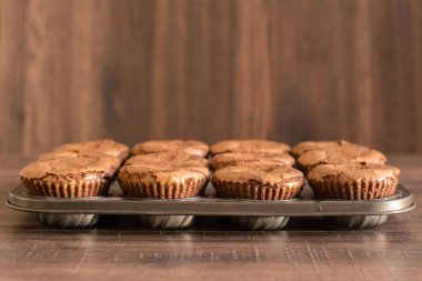 Çikolata lav kek, bir tavada on iki adet