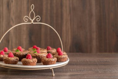 Taze ahududu ve nane, hizmet pies ile çikolata lav kek