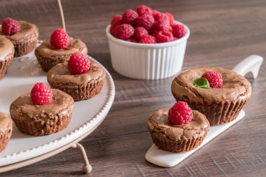 Taze ahududu ve nane ile çikolata lav kek