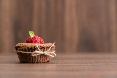 Çikolata lav kek taze ahududu ve nane