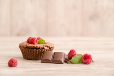 Çikolata lav kek taze ahududu ve nane ve çikolata parçaları