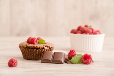 Çikolata lav kek taze ahududu ve nane ve çikolata parçaları