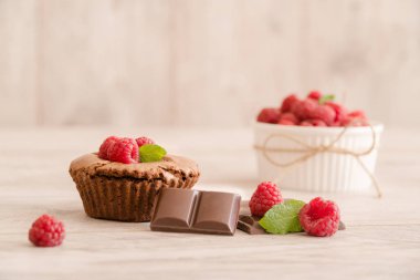 Çikolata lav kek taze ahududu ve nane ve çikolata parçaları