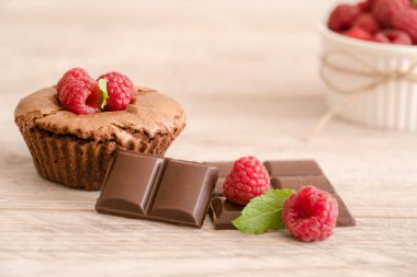 Çikolata lav kek nane taze ahududu ve çikolata parçaları