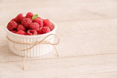 Kase taze ahududu, nane yaprağı