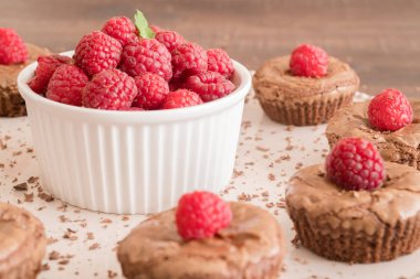 Taze ahududu ve nane, bir plaka ile çikolata lav kek