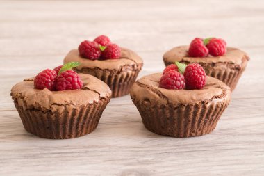 Taze ahududu ve nane ile çikolata lav kek