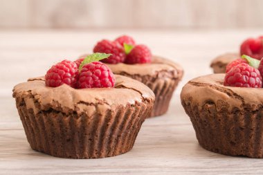 Taze ahududu ve nane, detay ile çikolata lav kek