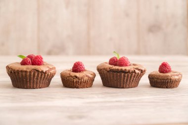 Taze ahududu ve nane ile çikolata lav kek