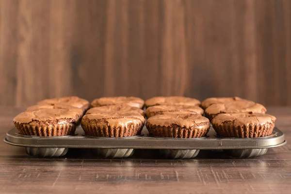 Çikolata lav kek, bir tavada on iki adet