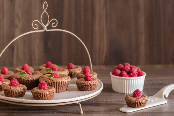 Taze ahududu ve nane, hizmet pies ile çikolata lav kek