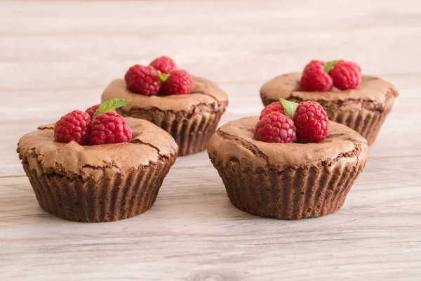 Taze ahududu ve nane ile çikolata lav kek