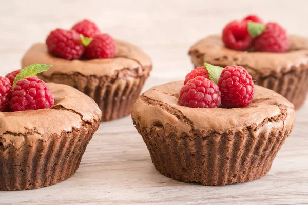 Taze ahududu ve nane, detay ile çikolata lav kek