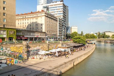 Viyana Avusturya June.20 2018, Schwedenplatz şehir tuna kanalı, insanlar enyojing yaz Riverside'da kulüplerinde