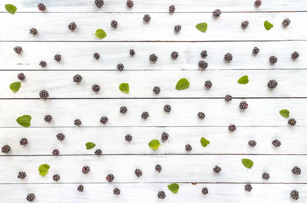 Creativa Fruta Mora Deja Patrón Colorido Sobre Fondo Madera Blanca — Foto de Stock